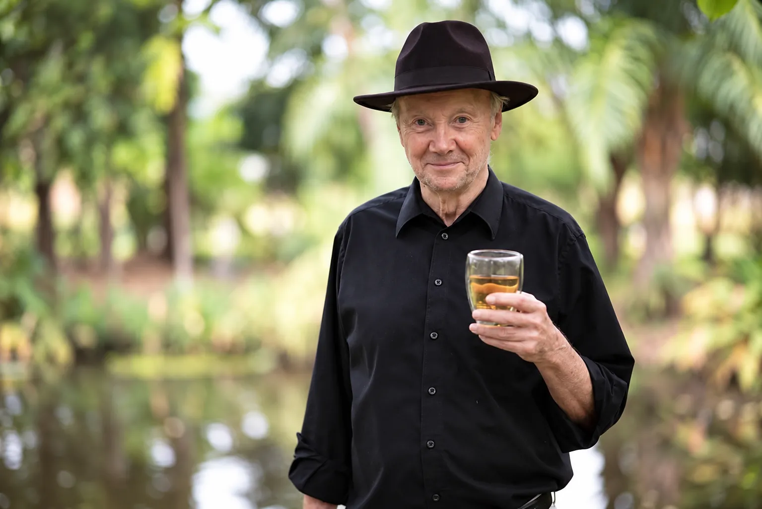 Günter Faltin, Gründer der Teekampagne, mit einem Glas Tee